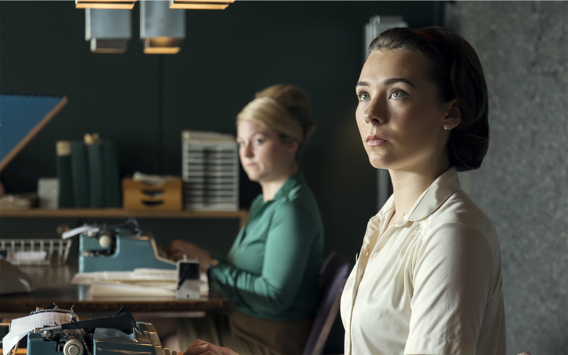 Anne Regine Ellingsæter had to learn both shorthand and typing for her role as Anna Hellevik, Arne Rettedal’s secretary.