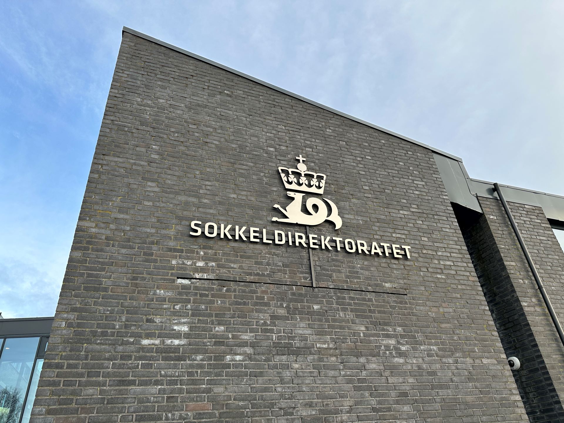 Skilt-Sokkeldirektoratet-med-blaa-himmel-1920px.jpg 