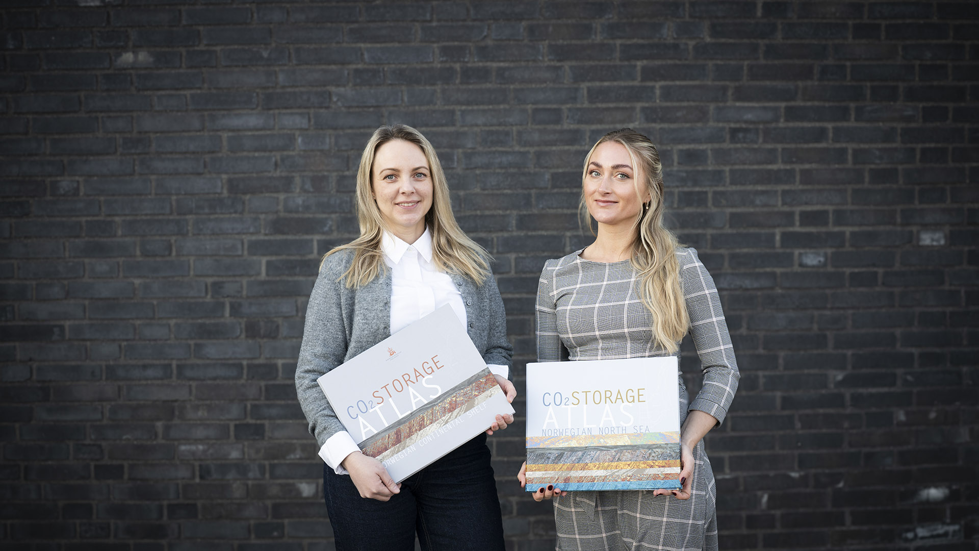 Ann Helen Hansen and Vilde Loug Pedersen showing the CO2-atlas. Photo: Linn Smerud. 