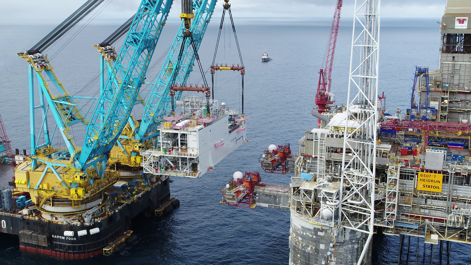 Picture of the installation of the Dvalin gas processing module on the Heidrun platform.