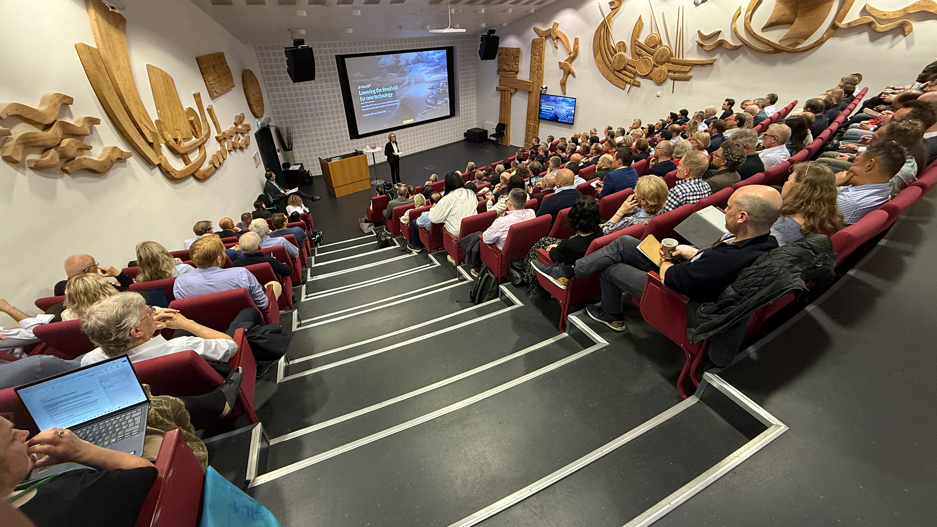 Full sal på Teknologidagen. Foto: Linn Smerud/Sokkeldirektoratet