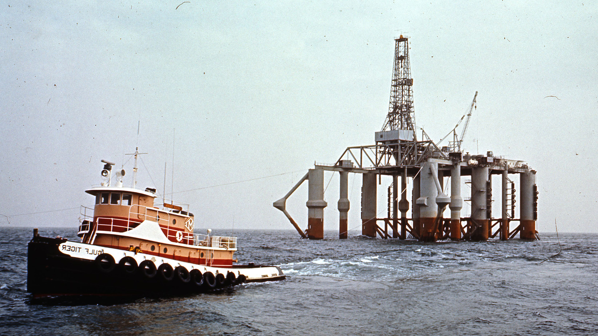 I 1966 blei riggen Ocean Traveler frakta over Atlanterhavet for å starta leitinga etter olje og gass på norsk sokkel. Foto: Odeco. CC BY 4.0. Kilde: Digitalarkivet (https://goto.digitalarkivet.no/c8cb6ec4-8a51-4baf-9e87-7121787e31c8)