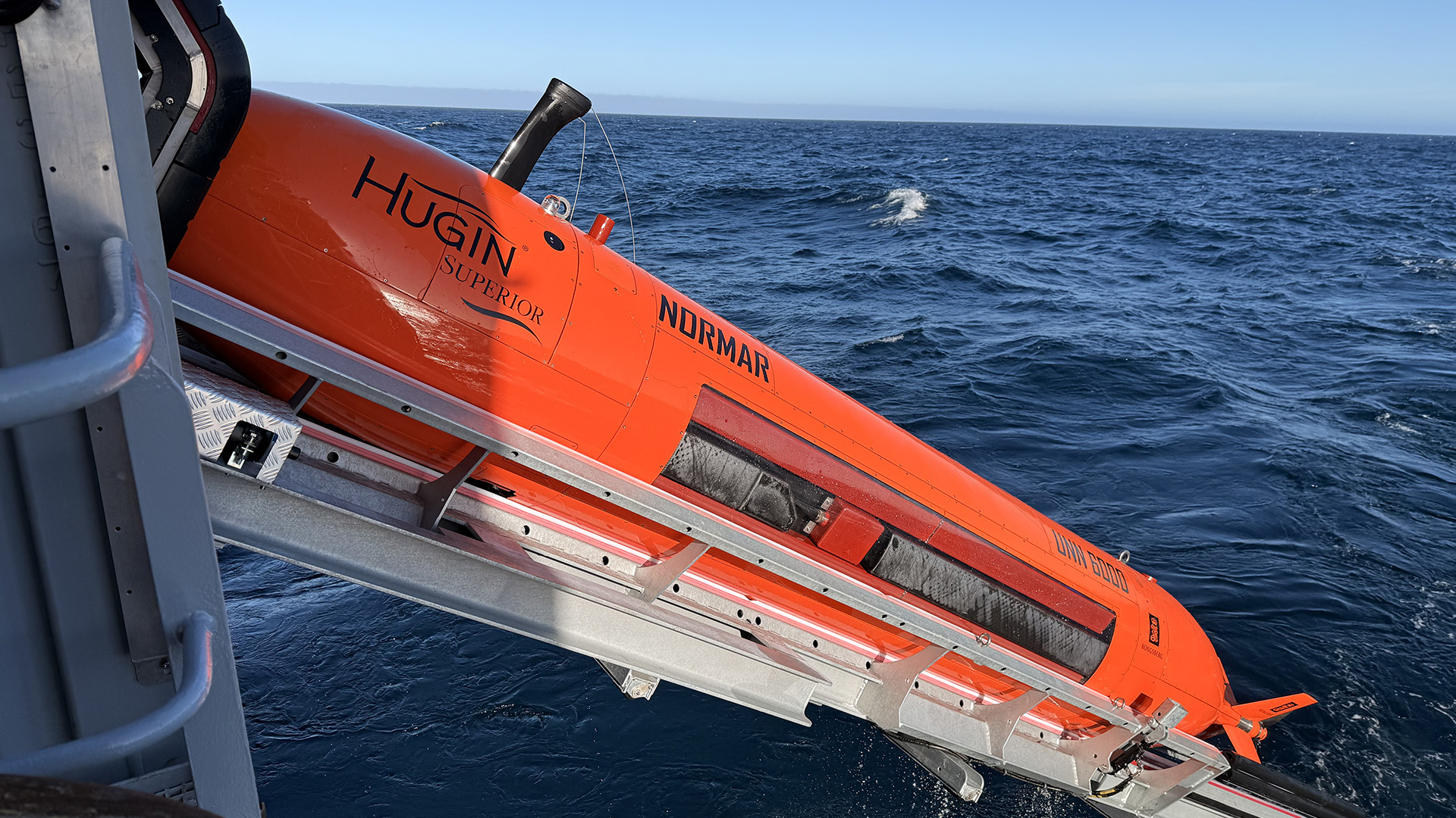 AUV-en, som kan operere på dyp ned til 6000 meter, samler inn høyoppløselige data om havbunnen. Foto: Jørgen Ramse Vadla