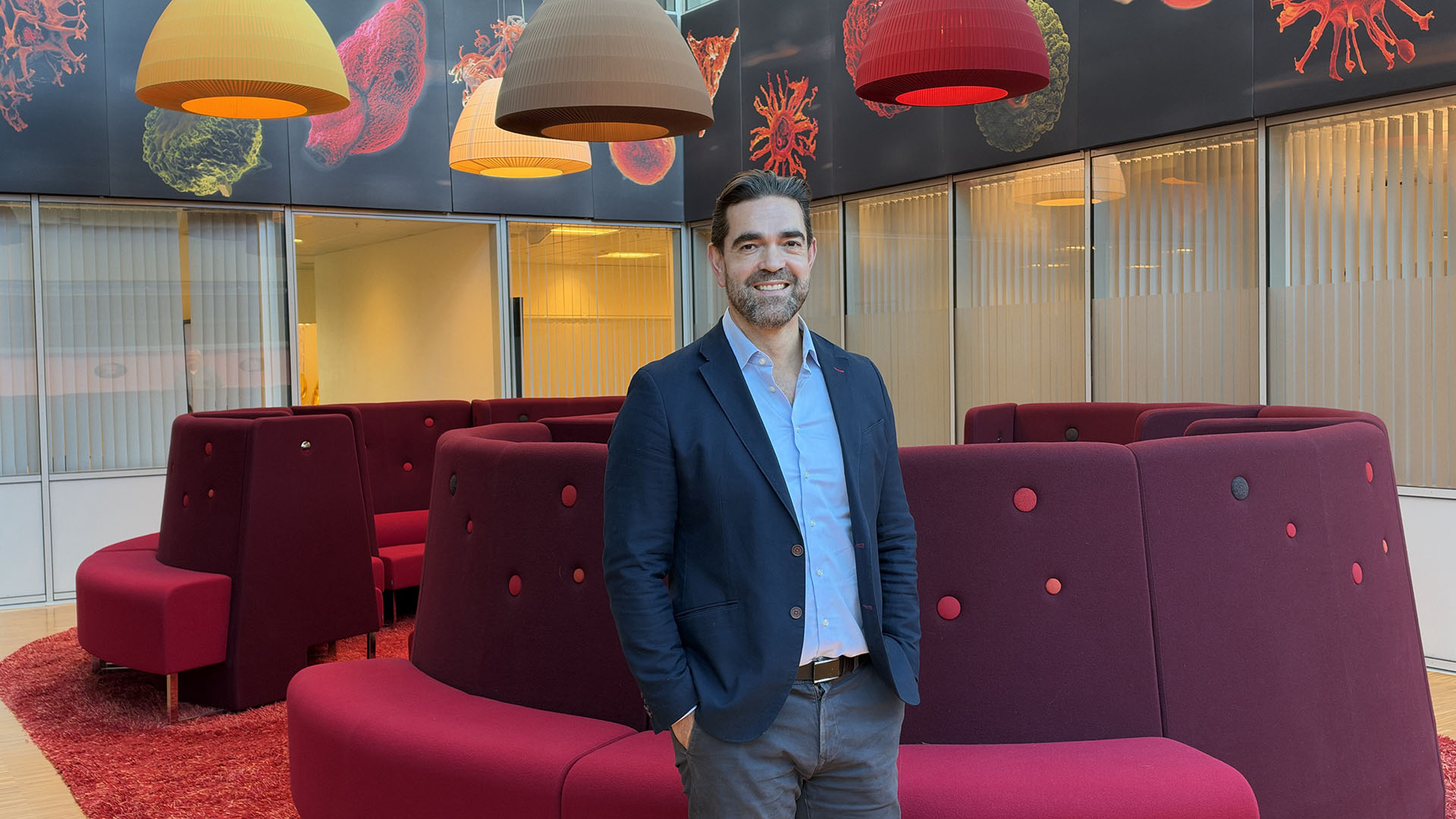  Louis Vos er underdirektør for Data og fakta i Sokkeldirektoratet. Han leder arbeidet med å gjøre flere hundre tusen PDF- og TIFF-filer med data fra norsk sokkel om til filer som kan leses av KI.  (Foto: Linn Smerud/Sokkeldirektoratet)
