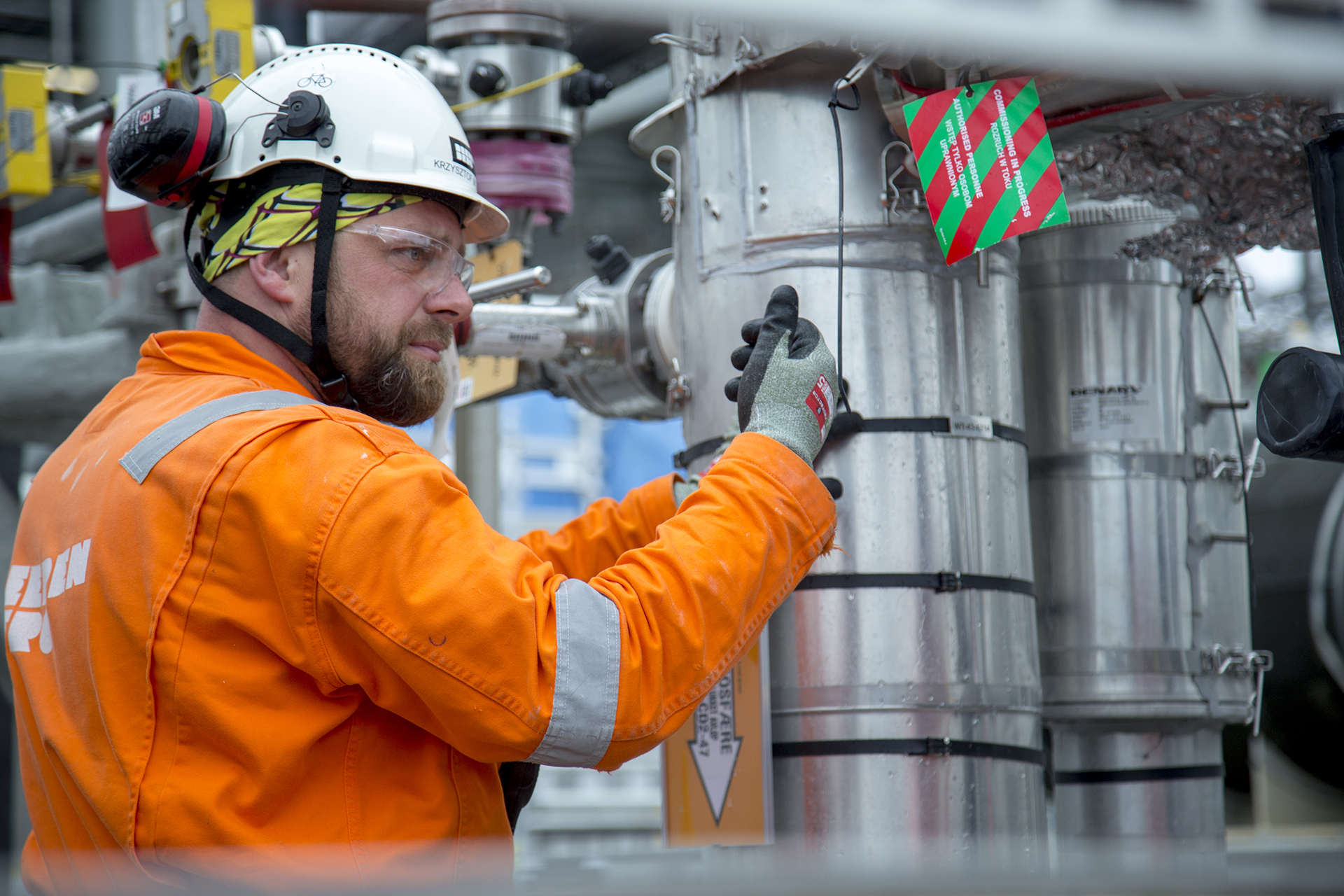 Isolasjonstekniker Krzysztof Mierzwinsky jobber for Beerenberg med isolasjon på den nye mottaksmodulen for Polarled og Aasta Hansteen ved Nyhamna.