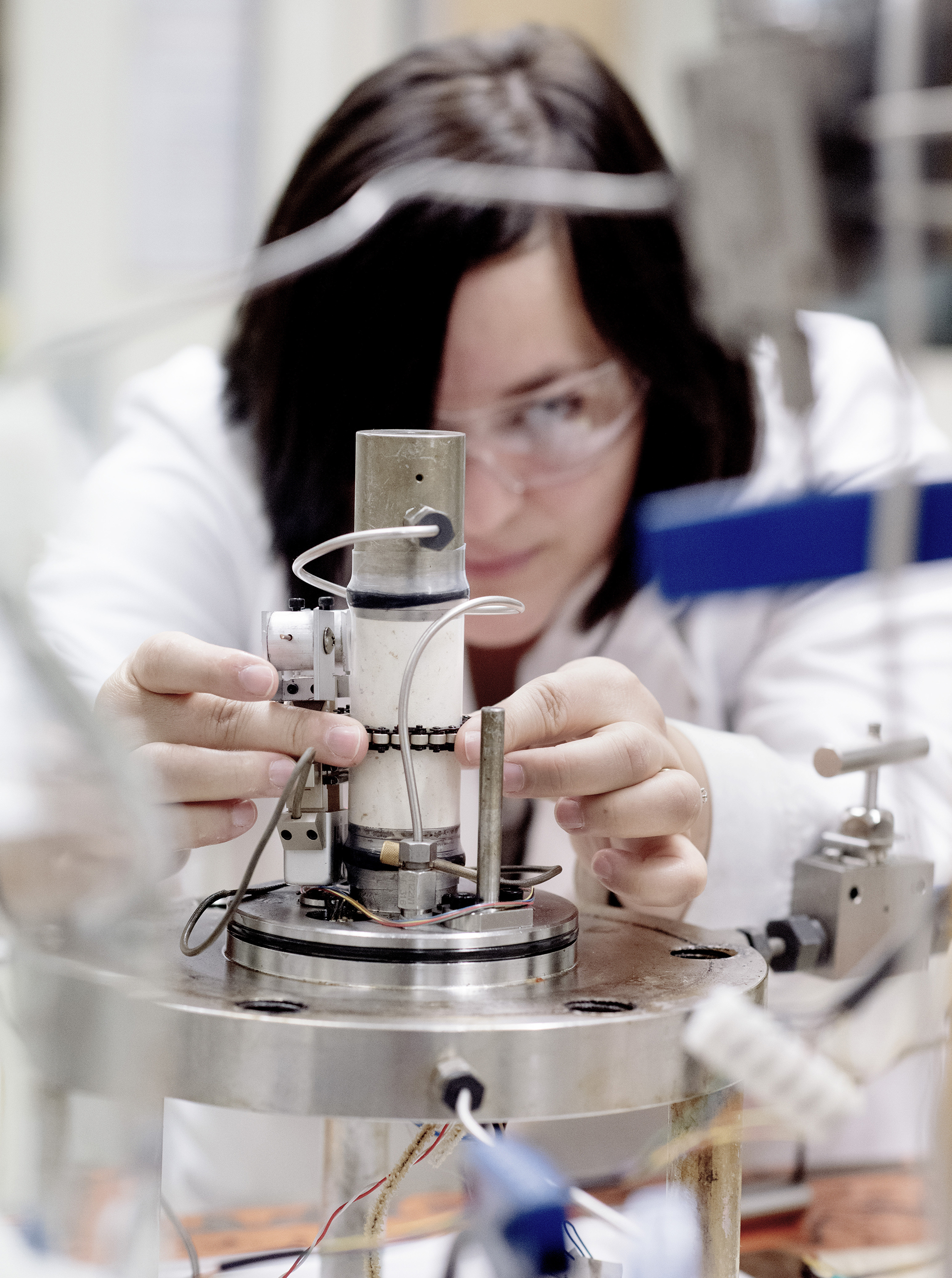 Simulator. Emanuela Kallesten working with a triaxial cell which she uses to test cores under genuine reservoir conditions. These cells make it possible to simulate any reservoir history on the NCS. The geomechanics lab at the UiS has 12 of them.