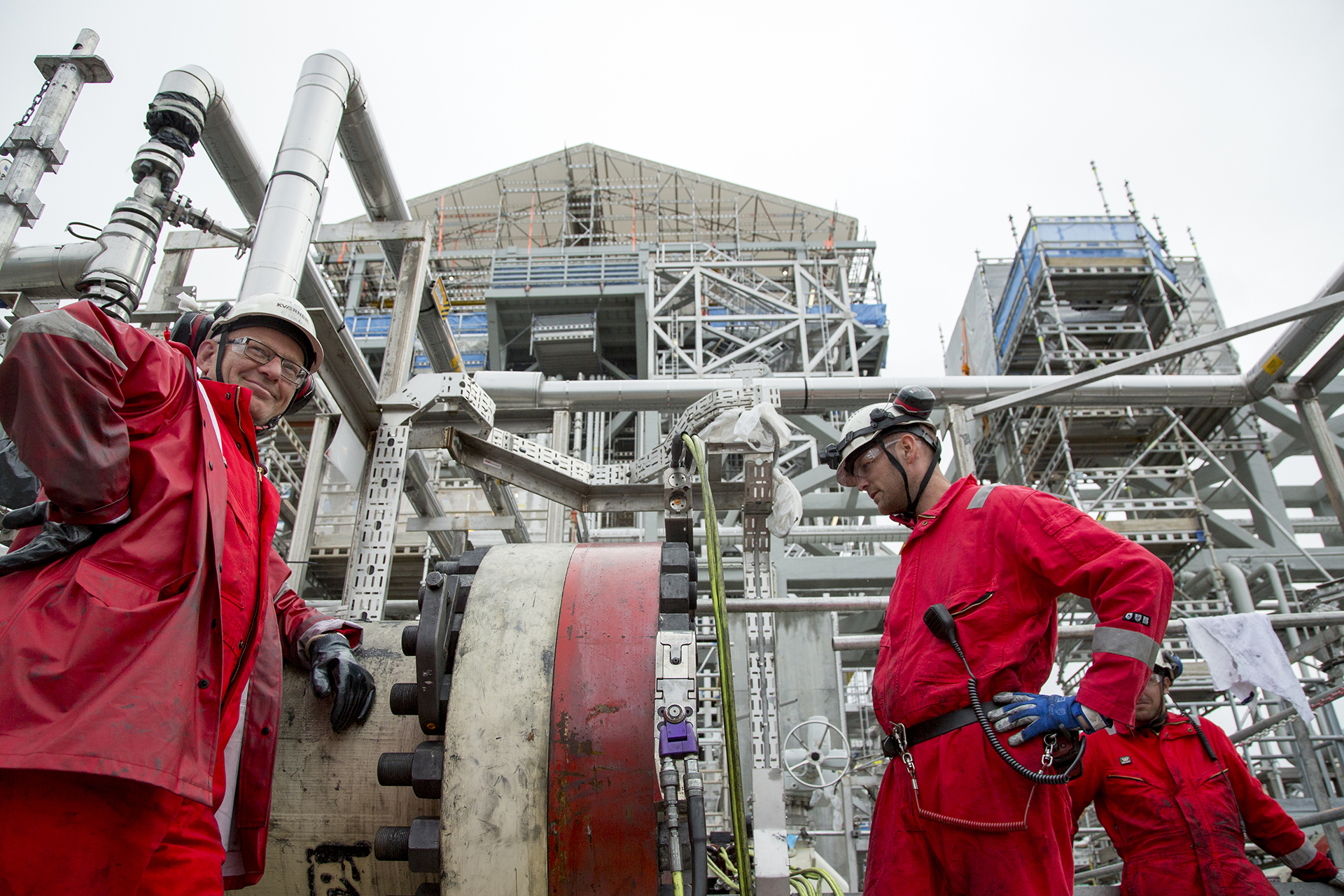 Kobler sammen Industrirørleggere fra Kværner legger siste hånd på rørsammenføyningene ved mottaksmodulen for Aasta Hansteen på Nyhamna. Fra venstre Svein Nygård, Øystein Erland og Stig André Bukkøy.
