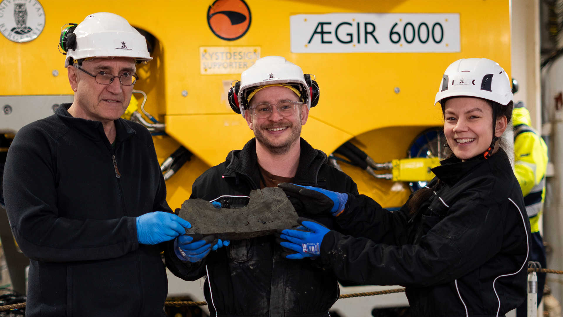 Seabed mineral sample number 1000 is a fact after several years of seabed mapping. The sample was retrieved on an expedition this winter, where the Norwegian Offshore Directorate's Jan Stenløkk, Jørgen Vadla and Rosalyn Fredriksen participated. (Photo: the Norwegian Offshore Directorate)