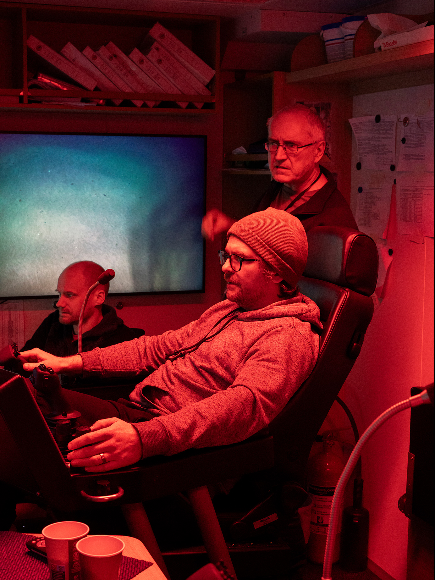 With a deft and delicate touch, operators in the control room guide the movements of the ROV located several thousand metres below sea level. (Photo: Jørgen Vadla/the Norwegian Offshore Directorate)