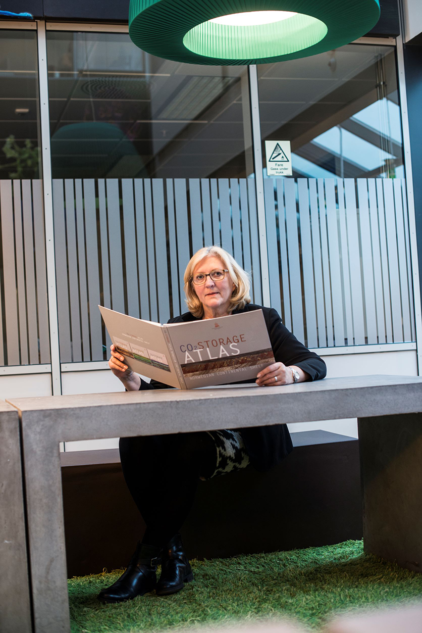 Picture of Eva Halland holding a CO2 atlas