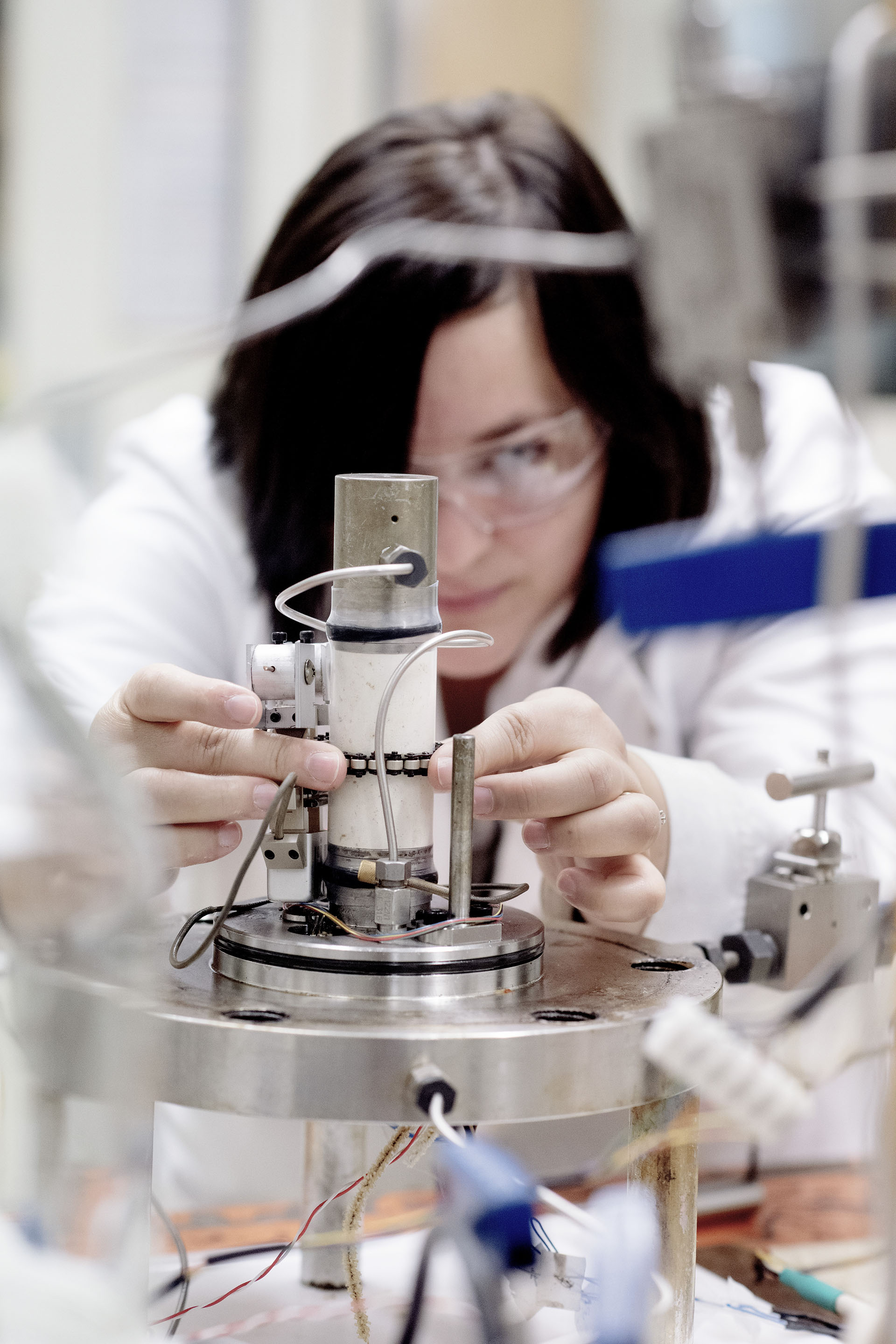Photo showing a scientist at work in Stavanger`s IOR centre.