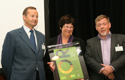 Oljedirektør Bente Nyland flankert av prisvinnerne Rasmus Sunde (til venstre) og Hans Jørgen Lindland i FMC Technologies.