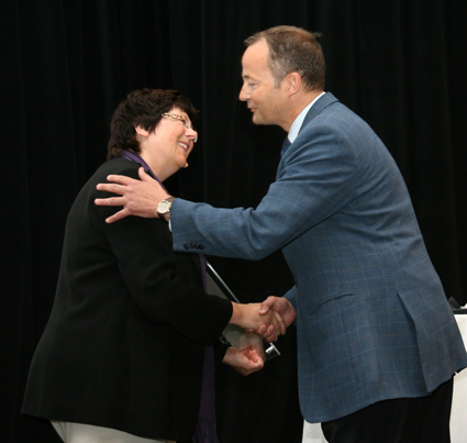 Managing director Rasmus Sunde of FMC Kongsberg Subsea receiving the diploma from director general Bente Nyland.