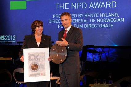 Director general Bente Nyland awards the prize to Statoil CEO Helge Lund