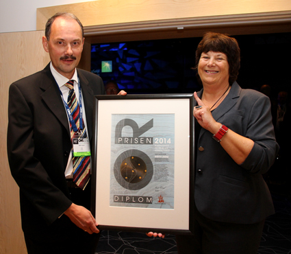 Director General Bente Nyland presented the award to Landrø during an event at ONS 2014 in Stavanger.